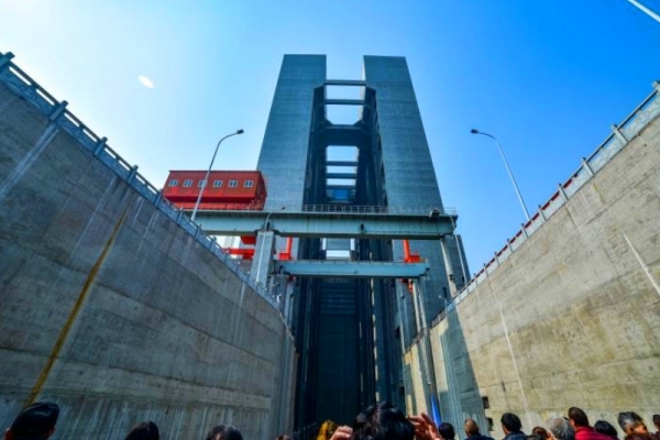 三峽升船機究竟是“水漲船高”還是“船坐電梯”？