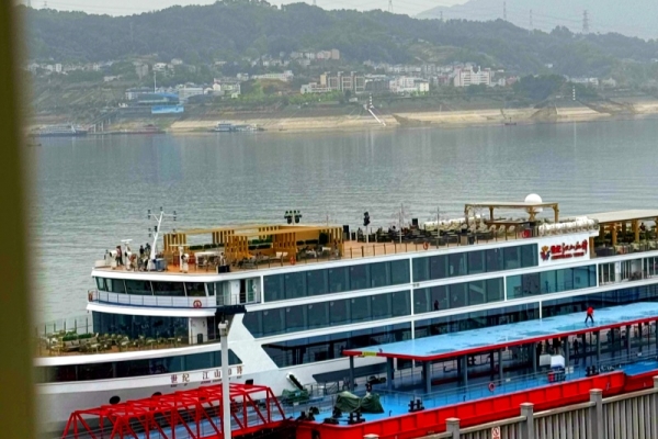 世紀(jì)江山如詩游船的首航時間是什么時候？世紀(jì)江山如詩游船的載客量是多少？