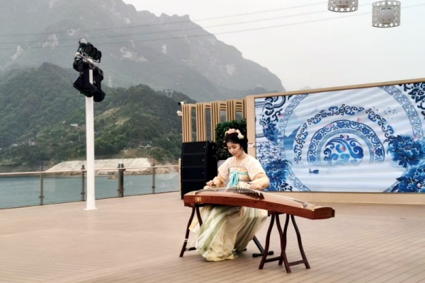 長江三峽世紀(jì)江山如詩一日游船上有哪些娛樂設(shè)施和活動？