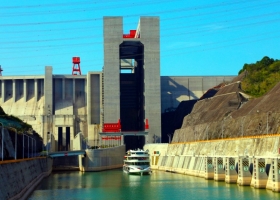 兩壩一峽臻享全域游一日行程，和諧號游船介紹|一船過兩壩