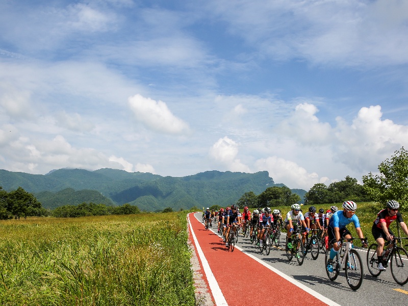 《九湖競速》時間:2017年,地點:大九湖,作者:郭裕銘,電話:18772830527,地址:神農架林區報社_副本