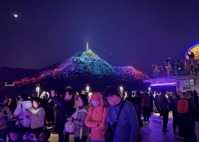 長江夜游：兩岸霓虹綴宜昌，一舟枕浪望三峽